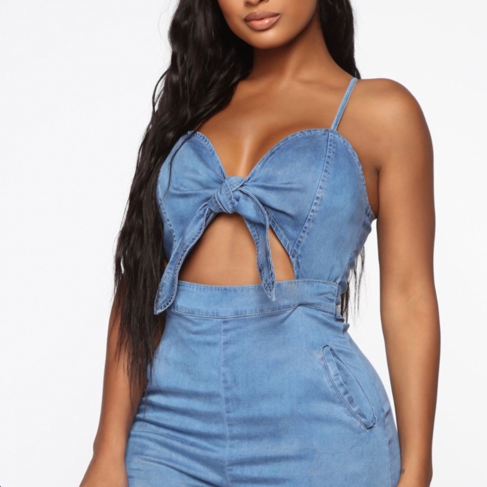 Fashion Nova- Jacey Denim Romper in Medium Blue Wash
Size L